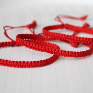 Brățară de protecție - Brățară macrame roșie -  - Artynos.ro