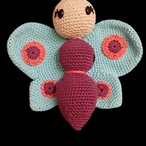 Culoarea fluturelui, , , 17-18 cm inaltime 100% bumbac crosetat figura amigurumi.
Se poate spala la masina.
Il pot face in o..., ARTYNOS