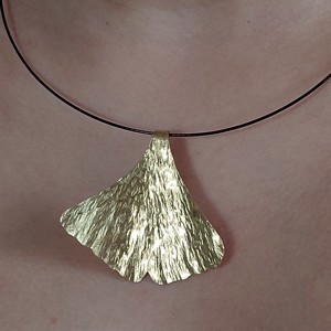 Ginkgo biloba în pene de alamă - bijuterii - seturi de bijuterii - Artynos.ro  Ginkgo biloba în pene de alamă - bijuterii - seturi de bijuterii - Artynos.ro