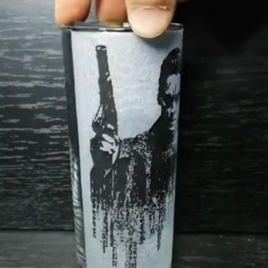 Pahar de sticlă cu modelul Neo din filmul Matrix  -  - Artynos.ro