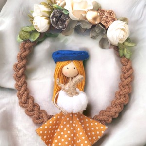 Decoratiune de toamna pentru usa din macramé � Fata eleganta cu palarie, decorata cu dovleci si flori, , , ARTYNOS