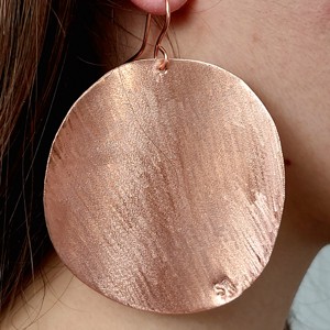 Cercei rotunzi din cupru - bijuterii - cercei hoops - Artynos.ro Cercei rotunzi din cupru - bijuterii - cercei hoops - Artynos.ro