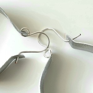 Cercei minimaliști din aluminiu - bijuterii - cercei hoops - Artynos.ro Cercei minimaliști din aluminiu - bijuterii - cercei hoops - Artynos.ro