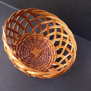 Coșuleț împletit din stuf, cu diametrul de 10 cm, pentru decorare  -  - Artynos.ro