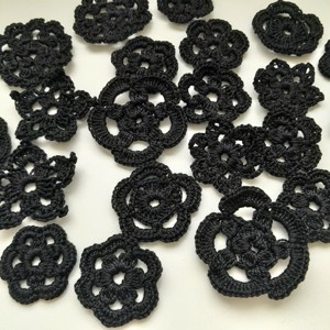 Flori croșetate negre - 22 bucăți / pachet -  - Artynos.ro