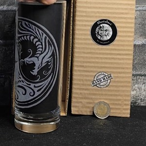 Pahar de sticlă cu modelul Dragon Yin-Yang, gravat manual  -  - Artynos.ro