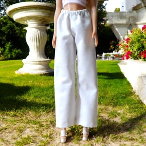 Pantaloni largi din panza alba – tinuta pentru papusi de tip Barbie (a065fh), , , Pantaloni de vara confectionati din panza alba, cu talie elastica si croiala larga.

Hainutele crea..., ARTYNOS