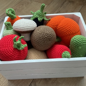 Set Legume Croșetate  Jucării Educative Handmade (10 piese + lădiță lemn) - jucării și echipamente pentru copii - plușuri - legume, fructe de pluș - Artynos.ro