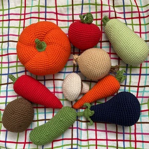 Set Legume Croșetate  Jucării Educative Handmade (10 piese + lădiță lemn) - jucării și echipamente pentru copii - plușuri - legume, fructe de pluș - Artynos.ro
