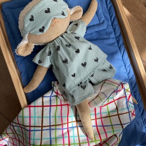 Papusa oita cu hainute detasabile si masca de dormit, Jucarii si echipamente pentru copii, Jucarii si accesorii pentru copii, Papusa de imbracat, Broderie, Cusatura, Aceasta oita cocheta nu doar ca e gata de joaca, dar vine pregatita pentru toate momentele zilei! C..., ARTYNOS