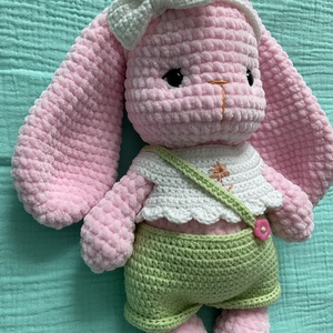 Păpușă iepuraș croșetată manual � roz pufos, cu salopetă și fundiță - jucării și echipamente pentru copii - plușuri - iepure de pluș - Artynos.ro
