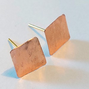 Cercei mini pătrați minimaliști din cupru -  - Artynos.ro Cercei mini pătrați minimaliști din cupru -  - Artynos.ro