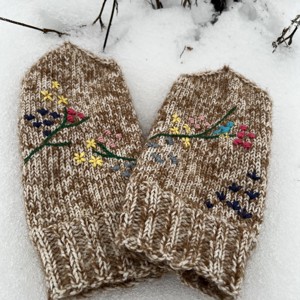 Mănuși unice, brodate manual, din lână și mohair � Grădina de flori de iarnă - îmbrăcăminte și modă - eșarfe, pălării, fularuri - mănușă - Artynos.ro