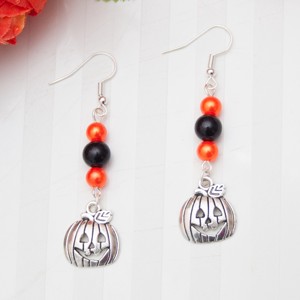Cercei cu margele de Halloween dovleac - Portocaliu/Negru, , , Confectionati din margele portocalii si negre si un cuier metalic de dovleac, acesti cercei sunt id..., ARTYNOS