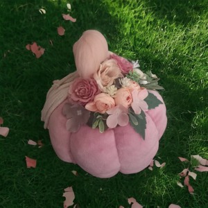 Decorațiune de toamnă � Fetiță din macramé așezată pe un dovleac, cu flori realiste -  - Artynos.ro