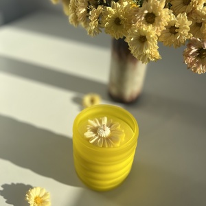 Lumânare din ceară de soia în recipient galben cu aromă inspirată după parfumul One Million - casă & stil de viață - lumânări, parfumuri, arome - lumânare - lumânări artizanale - Artynos.ro