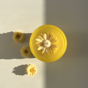 Lumânare din ceară de soia în recipient galben cu aromă inspirată după parfumul One Million - casă & stil de viață - lumânări, parfumuri, arome - lumânare - lumânări artizanale - Artynos.ro