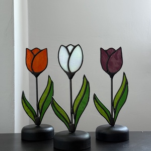 Lalea din vitraliu cu baza din lemn masiv de fag – decor handmade colorat, Casa & Stil de viata, Decoratiuni de casa, Accesorii florale, Flori la fir, Arta de sticla, Lalea decorativa realizata manual din vitraliu colorat, montata pe o baza din lemn masiv de fag. Fi..., ARTYNOS