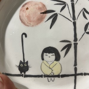 Farfurie de desert pictată manual - fată, pisoi și bambus (15 cm) -  - Artynos.ro