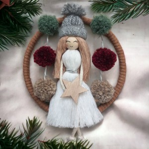 Decoratiune de Craciun pentru usa/perete cu papusa macramé cu sapca si pompoane - Artynos.ro