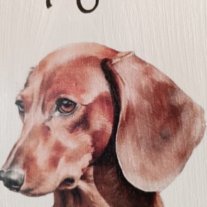 Ceas de perete din lemn alb cu câine dachshund maro  - casă & stil de viață - decorațiuni de casă - decorațiuni de pereți - ceasuri de perete - Artynos.ro