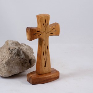 Cruce de lemn pe piedestal cu model, cruce de masă -  - Artynos.ro