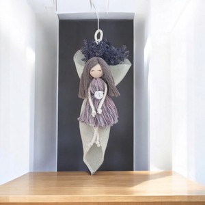Ornament suspendat cu păpușă macramé, lavandă -  - Artynos.ro