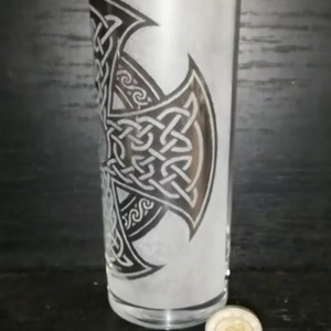 Pahar cu model de cruce celtică  -  - Artynos.ro