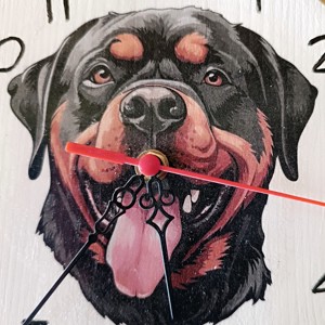 Ceas de perete din lemn cu câine rottweiler -  - Artynos.ro