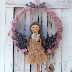 Păpușă din macrame cu lavandă de vară  decor de perete pe cerc - casă & stil de viață - accesorii pentru decorat casa - decorațiuni de pereți, decorațiuni suspendate - autocolante perete - Artynos.ro