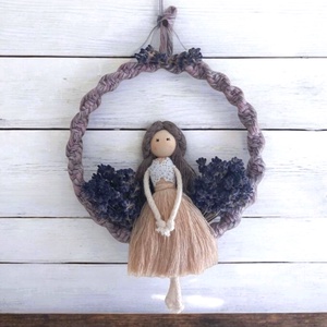Păpușă din macrame cu lavandă de vară  decor de perete pe cerc - casă & stil de viață - accesorii pentru decorat casa - decorațiuni de pereți, decorațiuni suspendate - autocolante perete - Artynos.ro