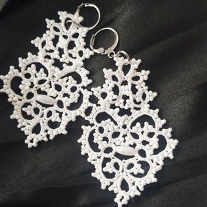 Cercei dantela alba, lucrati cu suveicuta in tehnica frivolite, cercei albi din dantela frivolite, cercei pentru mireasa - bijuterii - cercei - cercei candelabru - Artynos.ro