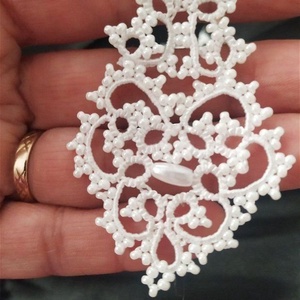 Cercei dantela alba, lucrati cu suveicuta in tehnica frivolite, cercei albi din dantela frivolite, cercei pentru mireasa - bijuterii - cercei - cercei candelabru - Artynos.ro