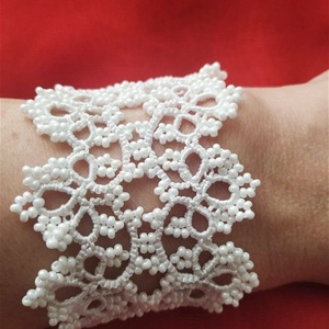 Bratara dantela alba, confectionata cu suveicuta in tehnica frivolite, bratara pentru mireasa, bratara alba din dantela - bijuterii - brățări - brățări din mărgele - Artynos.ro