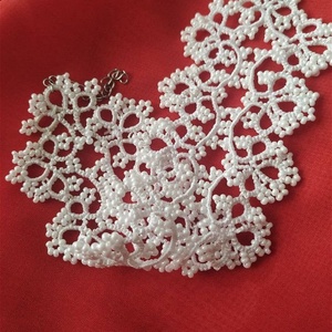 Bratara dantela alba, confectionata cu suveicuta in tehnica frivolite, bratara pentru mireasa, bratara alba din dantela - bijuterii - brățări - brățări din mărgele - Artynos.ro