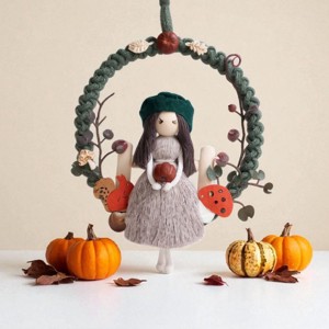Decorațiune de perete din macramé pentru toamnă � păpușă din macramé cu pălărie verde, gard din lemn și decorațiune portocalie - casă & stil de viață - decorațiuni de casă - decorațiuni de pereți - decor de pereți, macrame - Artynos.ro