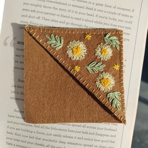 Semn de carte - arte vizuale și accesorii  - imagini cu broderii - broderii în cruciuliță pe țesătură - Artynos.ro