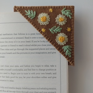 Semn de carte - arte vizuale și accesorii  - imagini cu broderii - broderii în cruciuliță pe țesătură - Artynos.ro