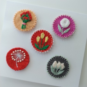 Set broșe  - accesorii nuntă - amintiri și cadouri de nuntă - cadou nuntă - pernă de nuntă - Artynos.ro