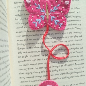 Semn de carte , Arte vizuale si accesorii , Carti de calendar, carti sport, Broderie, Semn de carte, brodat manual 
Pentru cititori si nu numai 
Este micut 
Dimensiune 6 cm

, ARTYNOS