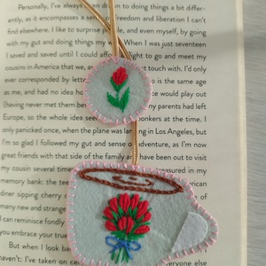 Semn de carte , Arte vizuale si accesorii , Carti de calendar, carti sport, Broderie, Semn de carte, brodat manual 
Pentru cititori si nu numai 
Este micut 
Dimensiune 6 cm

, ARTYNOS