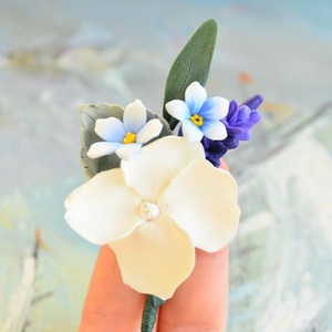 Hortensie ivoire si flori de nu ma uita- Brosa buchet - Artynos.ro