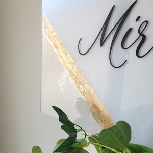 Panou intampinare nunta din plexiglas alb cu detalii aurii - accesorii nuntă - materiale decor pentru nuntă - tablouri și indicatoare nuntă - Artynos.ro