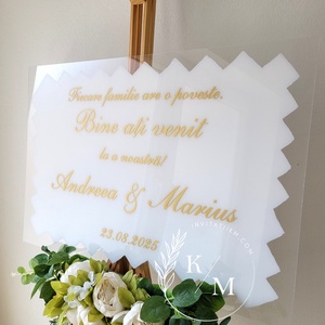 Panou intampinare nunta alb-auriu Fiecare familie are o poveste - Bine ati venit la a noastra - accesorii nuntă - materiale decor pentru nuntă - tablouri și indicatoare nuntă - Artynos.ro
