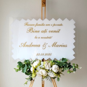 Panou intampinare nunta alb-auriu Fiecare familie are o poveste - Bine ati venit la a noastra - Artynos.ro
