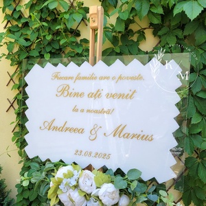 Panou intampinare nunta alb-auriu Fiecare familie are o poveste - Bine ati venit la a noastra - accesorii nuntă - materiale decor pentru nuntă - tablouri și indicatoare nuntă - Artynos.ro