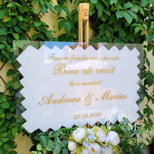 Panou intampinare nunta alb-auriu Fiecare familie are o poveste - Bine ati venit la a noastra - accesorii nuntă - materiale decor pentru nuntă - tablouri și indicatoare nuntă - Artynos.ro