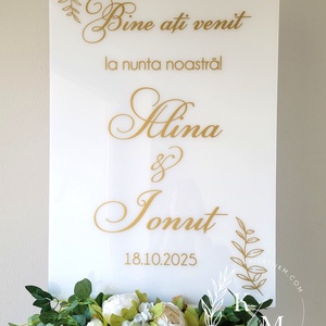 Panou intampinare nunta din plexiglas alb si detaliu floral auriu, Accesorii nunta, Materiale decor pentru nunta, Tablouri si indicatoare nunta, Altele, Obiecte pictate, ARTYNOS
