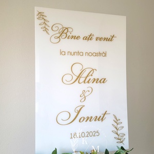 Panou intampinare nunta din plexiglas alb si detaliu floral auriu - accesorii nuntă - materiale decor pentru nuntă - tablouri și indicatoare nuntă - Artynos.ro