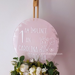 Panou plexiglas rotund aniversare 1 an roz antic si alb, cu girafa, Accesorii nunta, Materiale decor pentru nunta, Tablouri si indicatoare nunta, Altele, Obiecte pictate, ARTYNOS